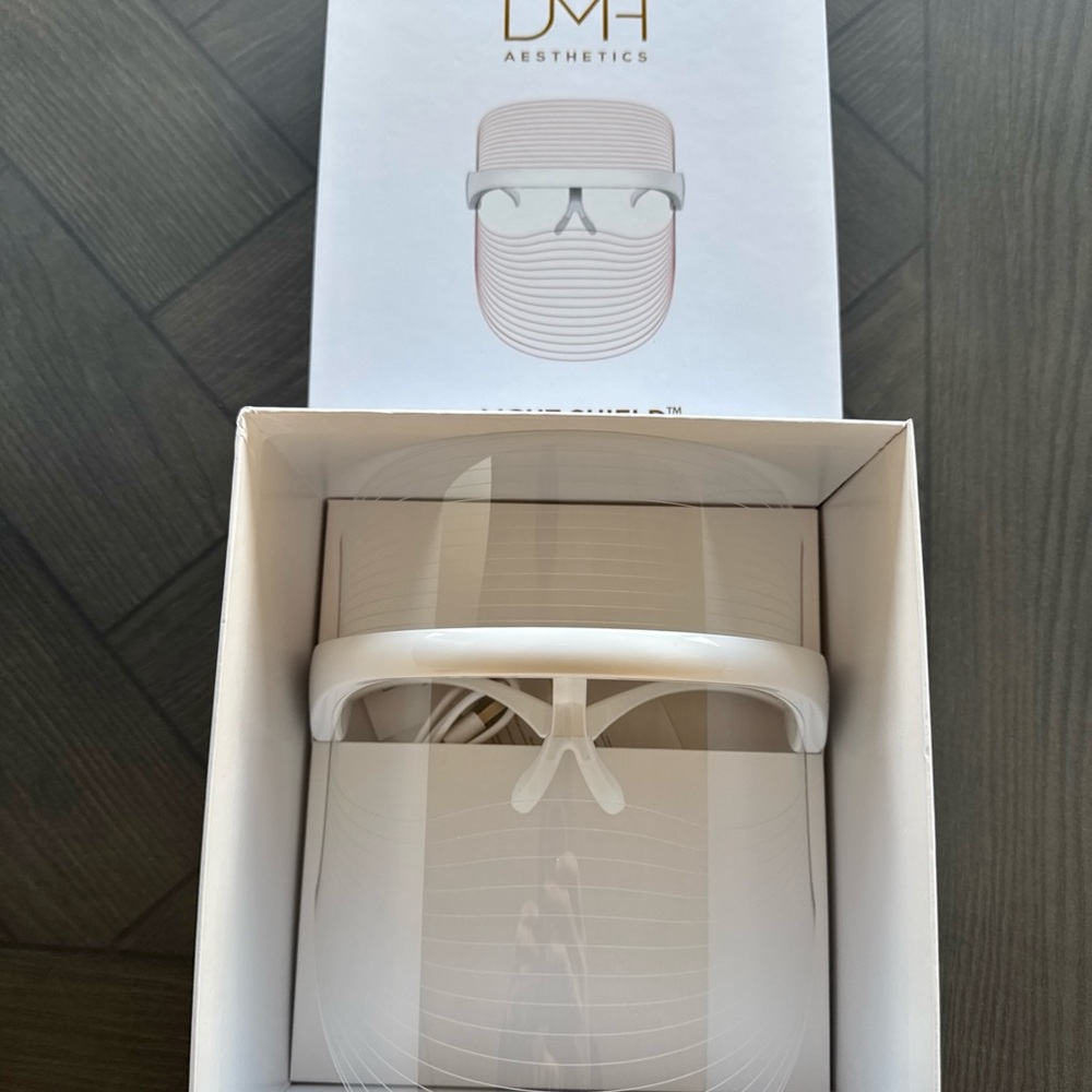 LED light mask helps w/3 different light options for all skin types New in box